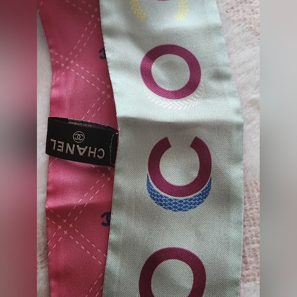 Authentic CHANEL Pink CC Printed Silk Twill Slim Bandeau 2023 Limited Edition - Picture 5 of 13